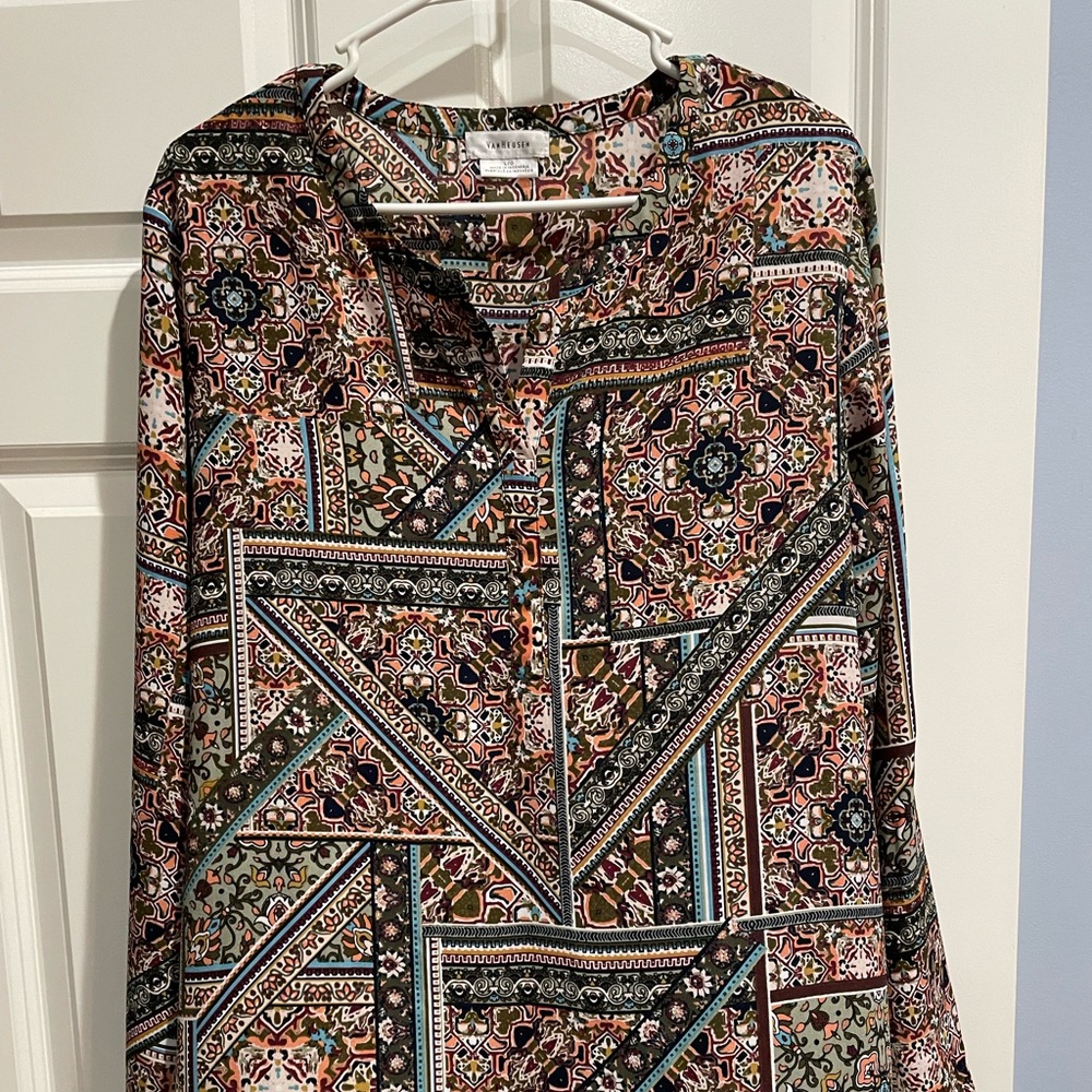 Van Heusen Blouse Convertible sleeves, 100% Polyester, Size L